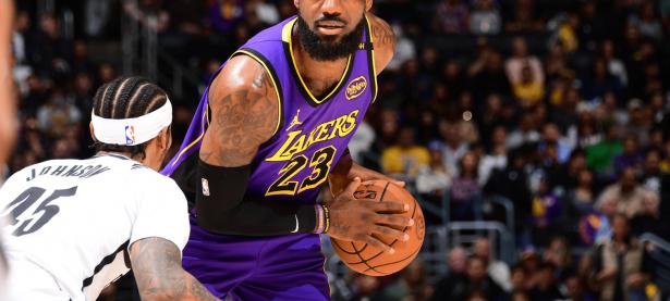 雷电竞- 詹姆斯意外战胜巴塞罗那，出色发挥引爆全场！热度持续攀升