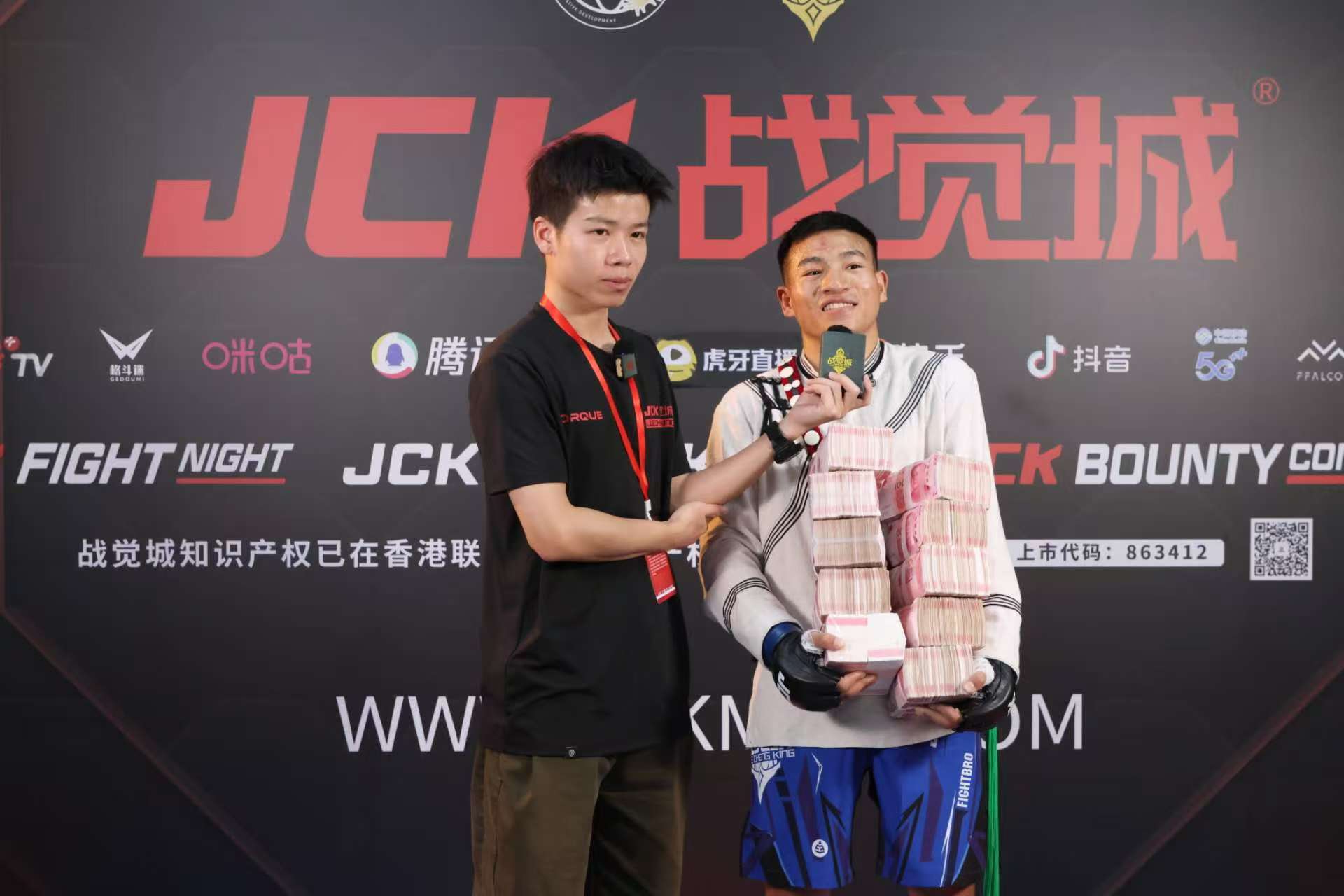 关于击剑大奖赛上演强强对话,漠南猎隼队强势横扫漠南银狐队,多点开花奏效;快速转换撕裂防线的信息 关于击剑大奖赛上演强强对话,漠南猎隼队强势横扫漠南银狐队,多点开花奏效;快速转换撕裂防线的信息