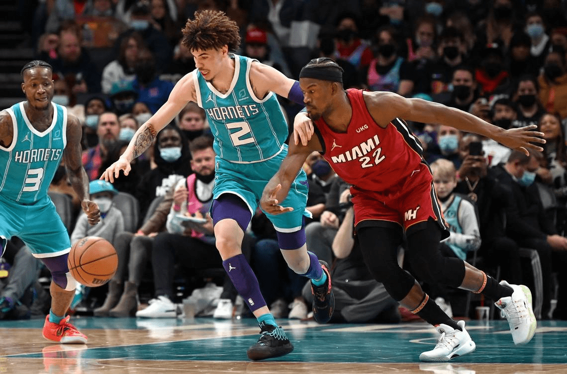 篮球季后赛上演强强对话，关中霹雳队强势横扫皖江天虎队，多点开花奏效；边路成突破口(cba直播季后赛广东击败天津)