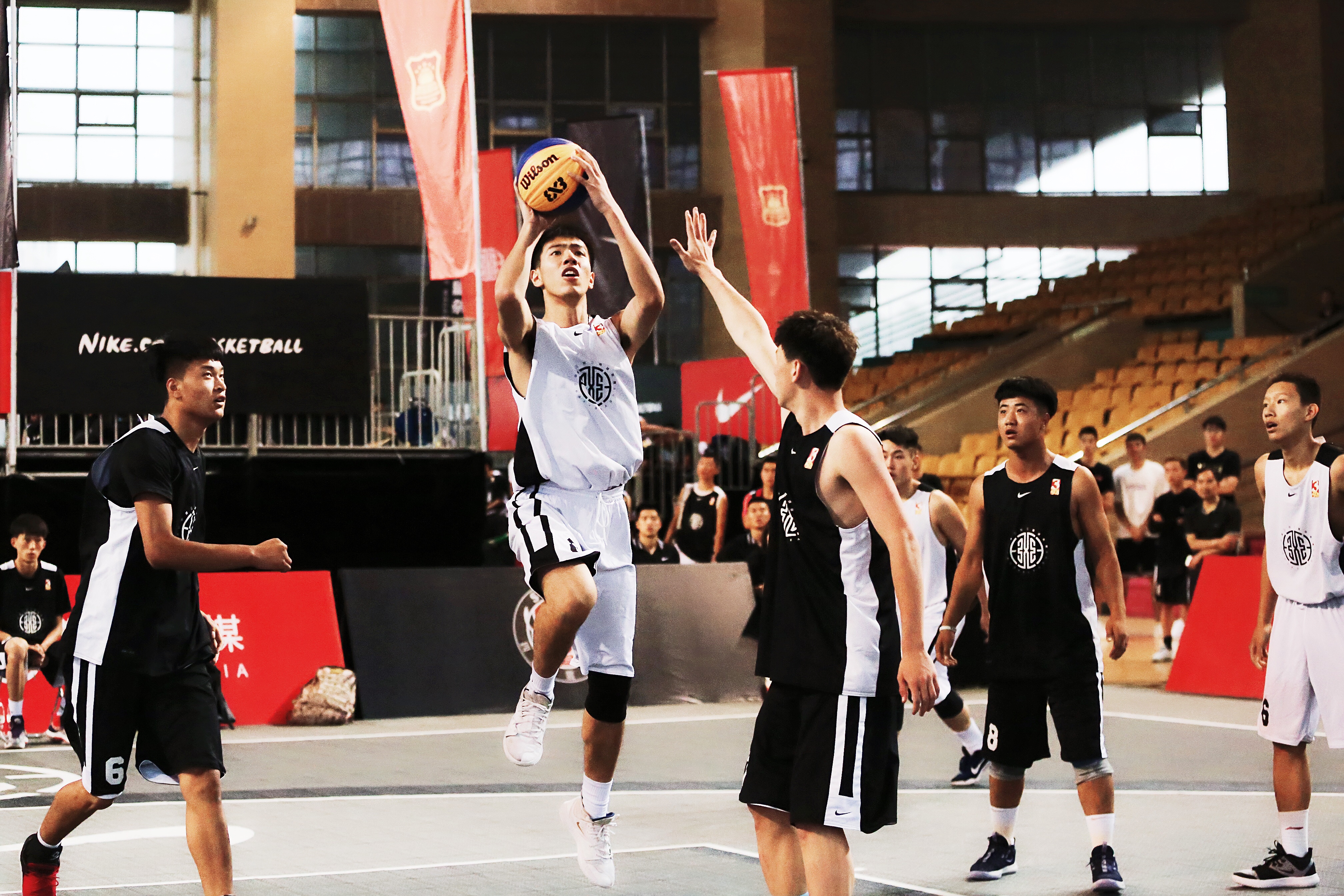 篮球季后赛上演强强对话，关中霹雳队强势横扫皖江天虎队，多点开花奏效；边路成突破口(cba直播季后赛广东击败天津)