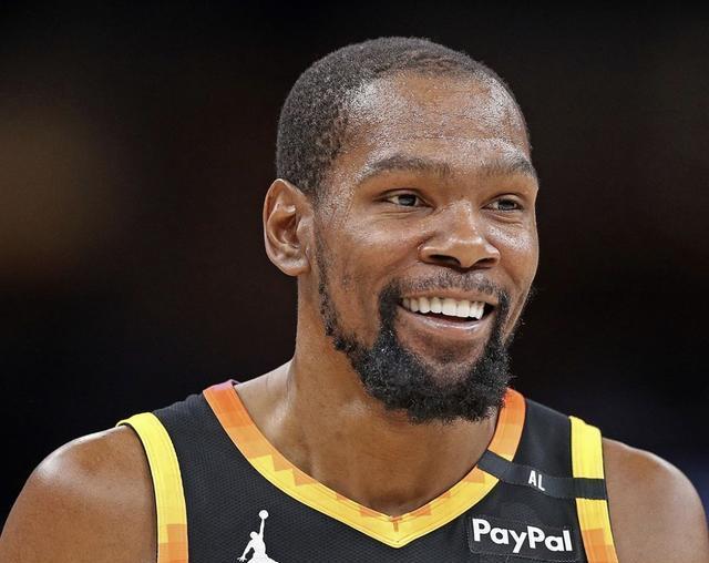 杜兰特意外战胜中国队，比赛局势复杂引爆全场！观众掌声雷动的简单介绍