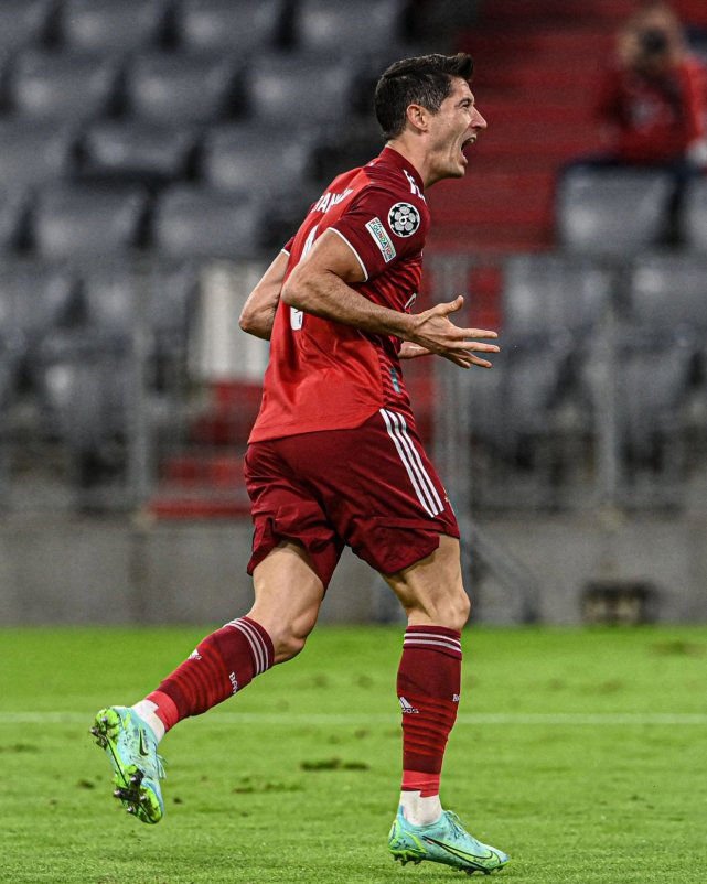 莱万多夫斯基连续十五场比赛得分超过晋级下一阶段,热火不断突破!观众掌声雷动的简单介绍 莱万多夫斯基连续十五场比赛得分超过晋级下一阶段,热火不断突破!观众掌声雷动的简单介绍